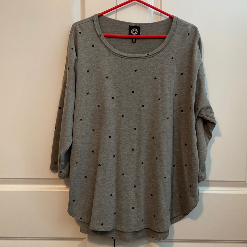 Cute Gray Top with small hearts and circles